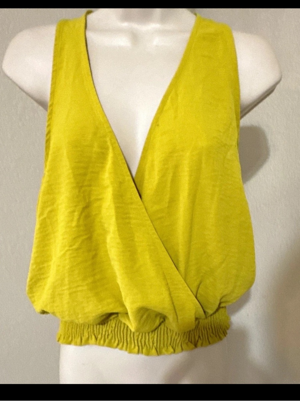 Women’s Woven Yellow Sleeveless V-Neck Surplice Smocked Hem Tank Top M